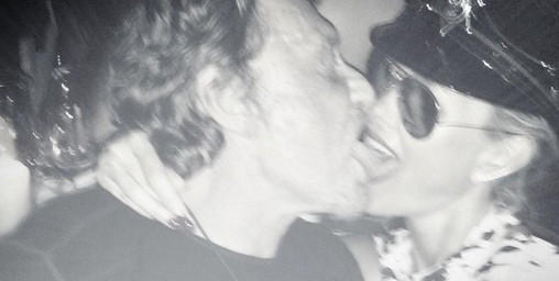 Johnny et Laeticia Hallyday baiser