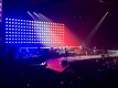 Johnny Hallyday rend hommage aux victimes des attentats (vidéo)