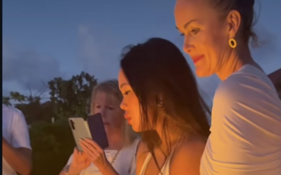 Absence remarquée de Serge Varsano : l'hommage de Laeticia Hallyday intrigue