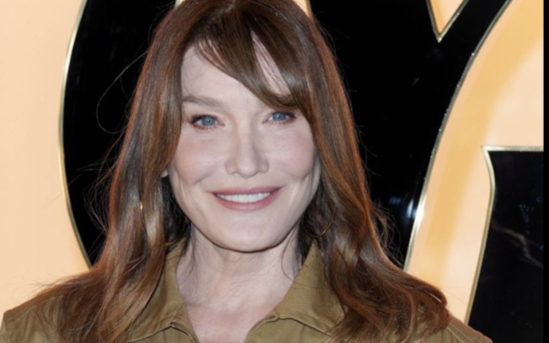 Carla Bruni : enfin libérée des « effets secondaires assez agressifs »