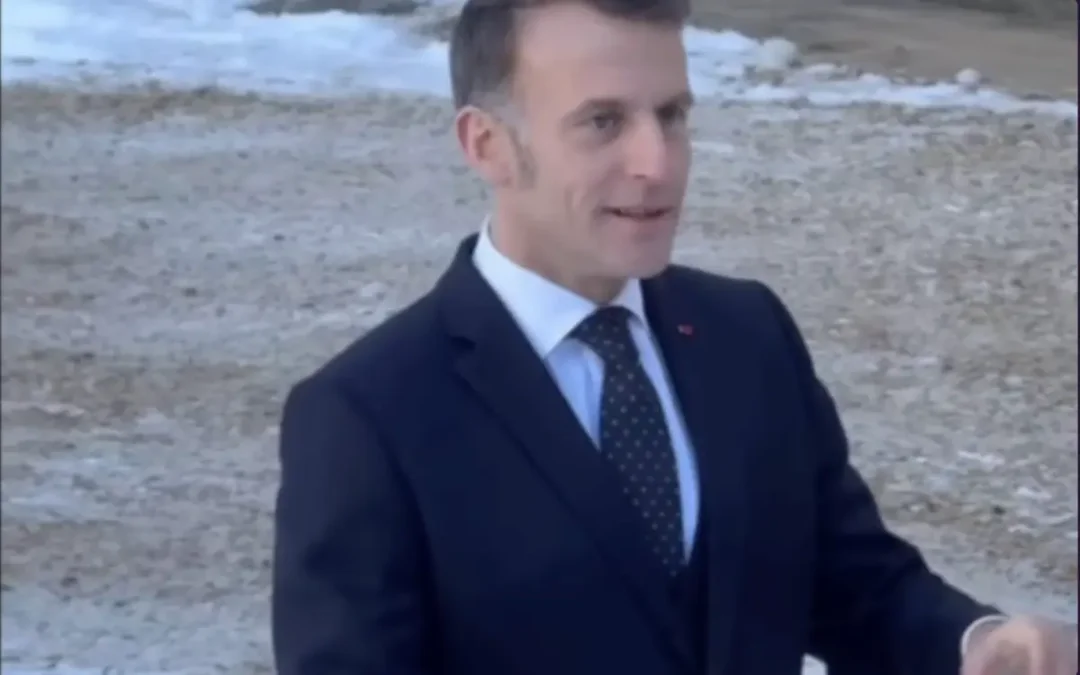 Emmanuel Macron à Brégançon : l'ambiance « colonie de vacances » avec sa garde rapprochée