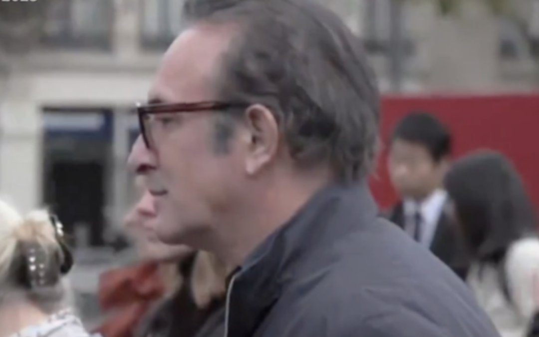 Discrétion saluée... ou critiquée ? L'hommage de Jean Dujardin aux victimes du 13 novembre divise les internautes !