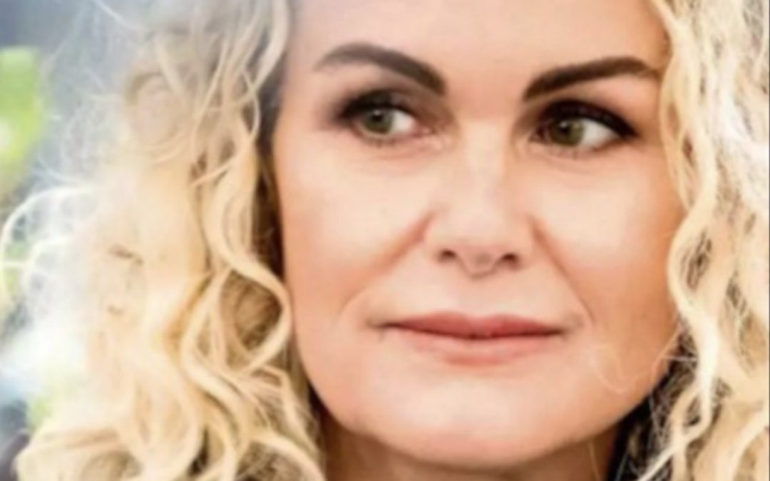 « On ne lui pardonne rien », : Laeticia Hallyday attaquée après sa soirée remarquée avec Serge Varsano