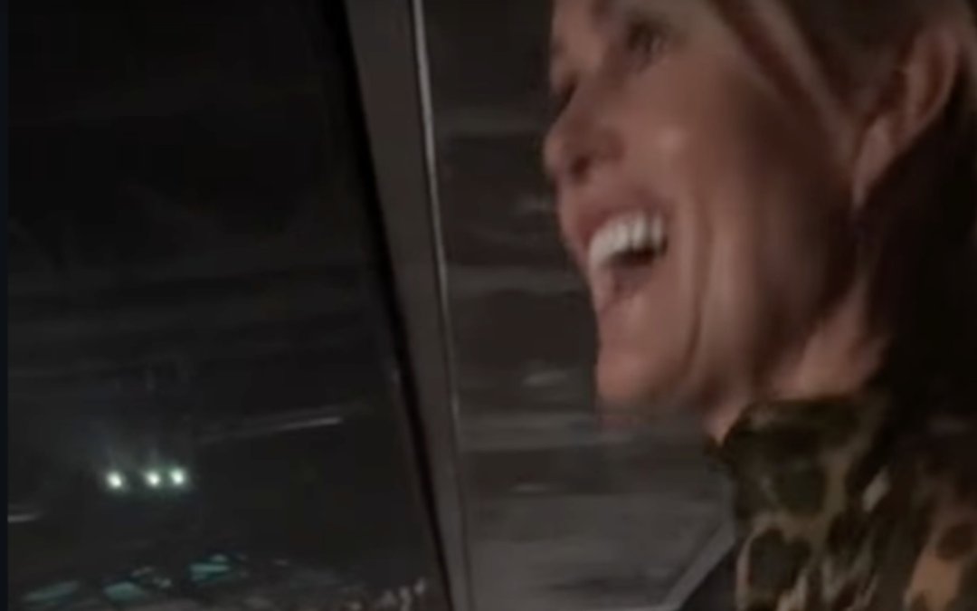 Laeticia Hallyday et Serge Varsano amoureux et souriants au concert événement de Gims à Paris