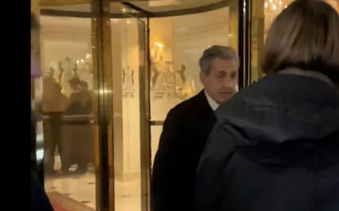 Nicolas Sarkozy titube en sortant avec Carla Bruni d'un palace parisien 