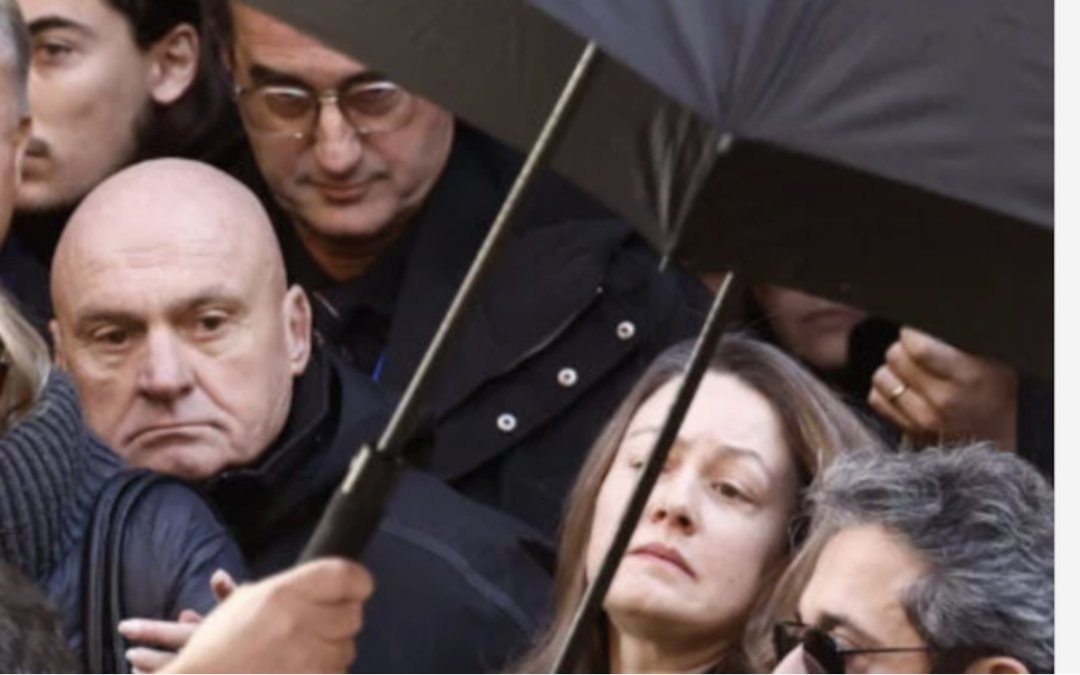 Obsèques de Brigitte Bardot : le mystère des parapluies déployés sous le soleil de Saint-Tropez 