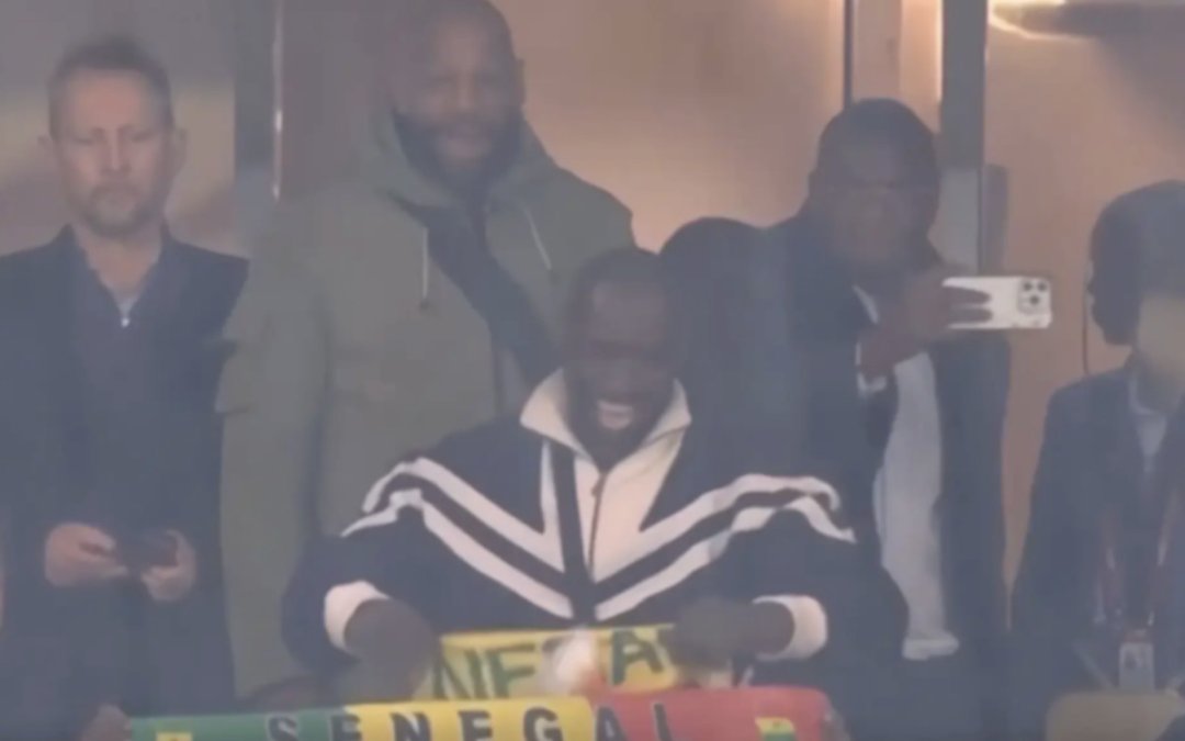 Omar Sy exulte : Il soulève le trophée de la CAN après le sacre du Sénégal face au Maroc 