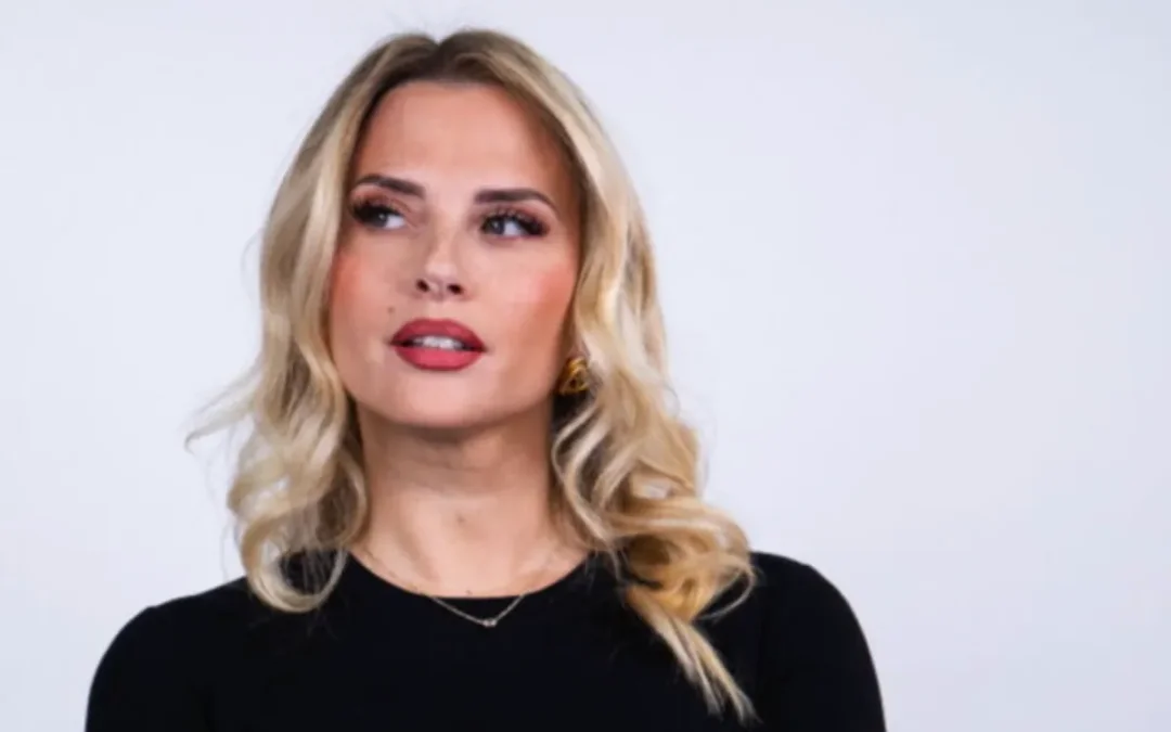 « Rien n'est rose » : Kelly Vedovelli brise le mythe de la grossesse parfaite