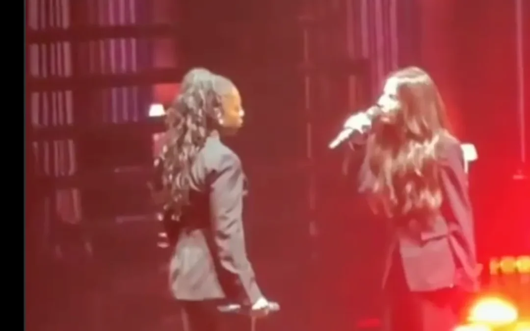 Star Academy Tour : fou rire incontrôlable pour Ambre et Sarah sur scène