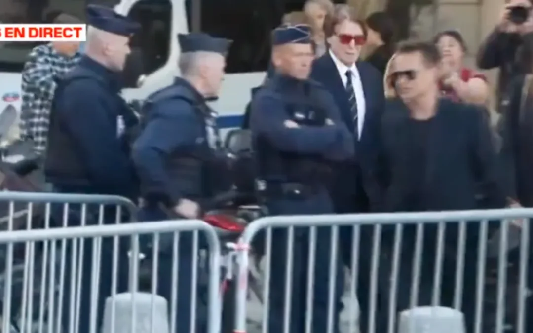 Sylvie Vartan : moment de panique aux bsèques de Nathalie Baye , elle frôle la chute