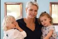 Charlène de Monaco, une visite surprise aux ainés, avec Jacques et Gabriella, très à l'aise