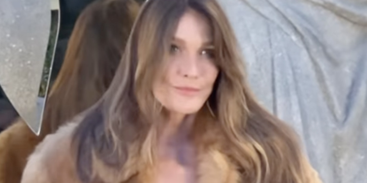 « se laisser mourir », les critiques fusent contre Carla Bruni à la fashion week 