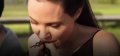 Angelina Jolie fait avaler des tarentules à ses enfants (vidéo)