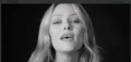 Vanessa Paradis reçue par Béatrice Dalle à la cool dans son lit