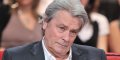 Aban­donné par ses parents, Alain Delon évoque cette terrible bles­sure