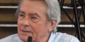 Même brisé par la mort de Mireille Darc, Alain Delon n'oublie pas Marc Hornec en prison