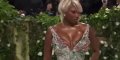 Aya Nakamura souffre au Met Gala avec une robe Balmain (vidéo)