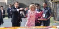 En Inde, Brigitte Macron rend des enfants handi­ca­pés dans un orphe­li­nat (photo)