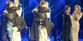 Une fan de Céline Dion lui grimpe dessus pendant son concert (vidéo)