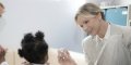 Charlène de Monaco en visite dans une crèche : son geste attendrissant marque les esprits