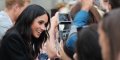 Meghan Markle, pourquoi se touche-t-elle souvent les cheveux ?