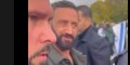 Cyril Hanouna escorté par un garde du corps, présence sous tension à la marche contre l'antisémitisme à Paris