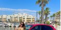 Delphine Wespiser torpillée en pleines vacances. - cette photo avec son bolide qui ne passe pas