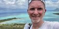 Denis Brogniart : sa convalescence au soleil après son opération du genou