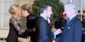 Dîner d'État à l'Élysée : les tenues de Mathilde de Belgique et Brigitte Macron suscitent des critiques