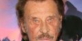 Johnny Hally­day a-t-il subi une terrible opération à la hanche ? Son manager répond dans C à Vous