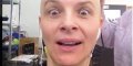 Juliette Binoche complè­te­ment chauve (vidéo)