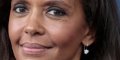 Karine Le Marchand face à un dilemme : quitter M6 ou côtoyer Cyril Hanouna ?