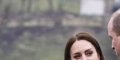 Kate Middleton gênée - Une femme exige un baiser du Prince William en public