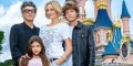 La magie opère pour Adriana Karembeu et Marc Lavoine à Disneyland