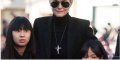 Laeticia Hallyday, « sa croix en argent », un discret clin d'oeil à Johnny