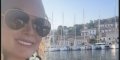 Laeticia Hallyday s'échappe à Lákka en Grèce avec Frédéric