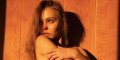 Lily-Rose Depp pose topless sur Instagram