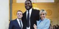 Makao déclare sa flamme à Emma­nuel et Brigitte Macron - « J'au­rais voulu me faire adop­ter par eux »