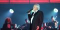 Michel Sardou en larmes pour l'ul­time concert de sa tour­née d'adieu (vidéo)