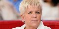 Mimie Mathy opérée du dos « Je m'aide un peu avec une canne »