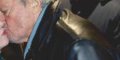 Alain Delon trop proche d'une chanteuse, leur relation fait jaser (photo)
