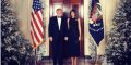 Donald Trump sur sa photo offi­cielle de Noël- Enfin, il tient la main de Mela­nia (photo)
