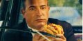 Jean Dujardin craque sur un gros sandwich bien gras (photo)