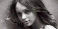 La fille de Vanessa Paradis provoc' sans soutien gorge dans Vogue Japan