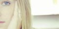 Patrick Bruel subjugué, l'impressionnant décolleté d'Amanda Sthers fait jaser (photo)