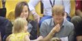 Prince Harry, une superbe complicité avec une enfant à Toronto (vidéo)