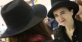 Amélie Nothomb porte plainte contre une harce­leuse qui l'at­ten­dait avec un couteau