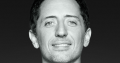 Fini Londres, Gad Elmaleh débarque à Paris pour les obsèques de Sylvie Joly (vidéo)