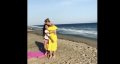 Fini les béquilles, Laeticia Hallyday pète la forme sur plage de Malibu (vidéo)