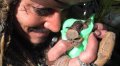 Johnny Depp donne le biberon à un bébé chauve-souris (vidéo)